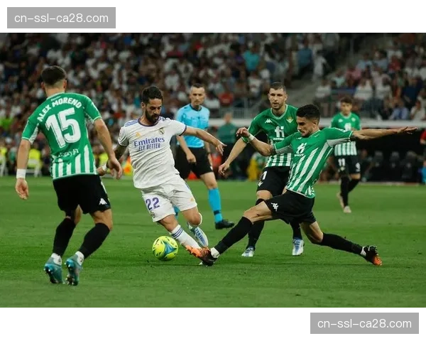 现场直击：贝蒂斯主场球迷为球队一次三脚传递形成的反击进球起立鼓掌